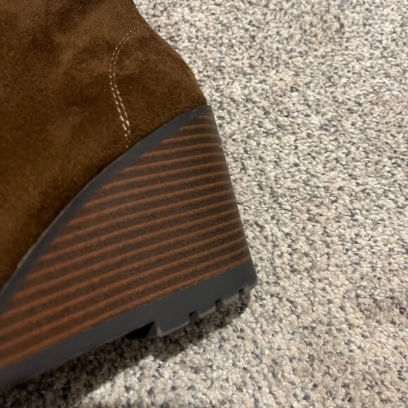 SODA DARK BROWN SUEDE WEDGE BOOTIES SZ 8.5 M - Picture 4 of 6